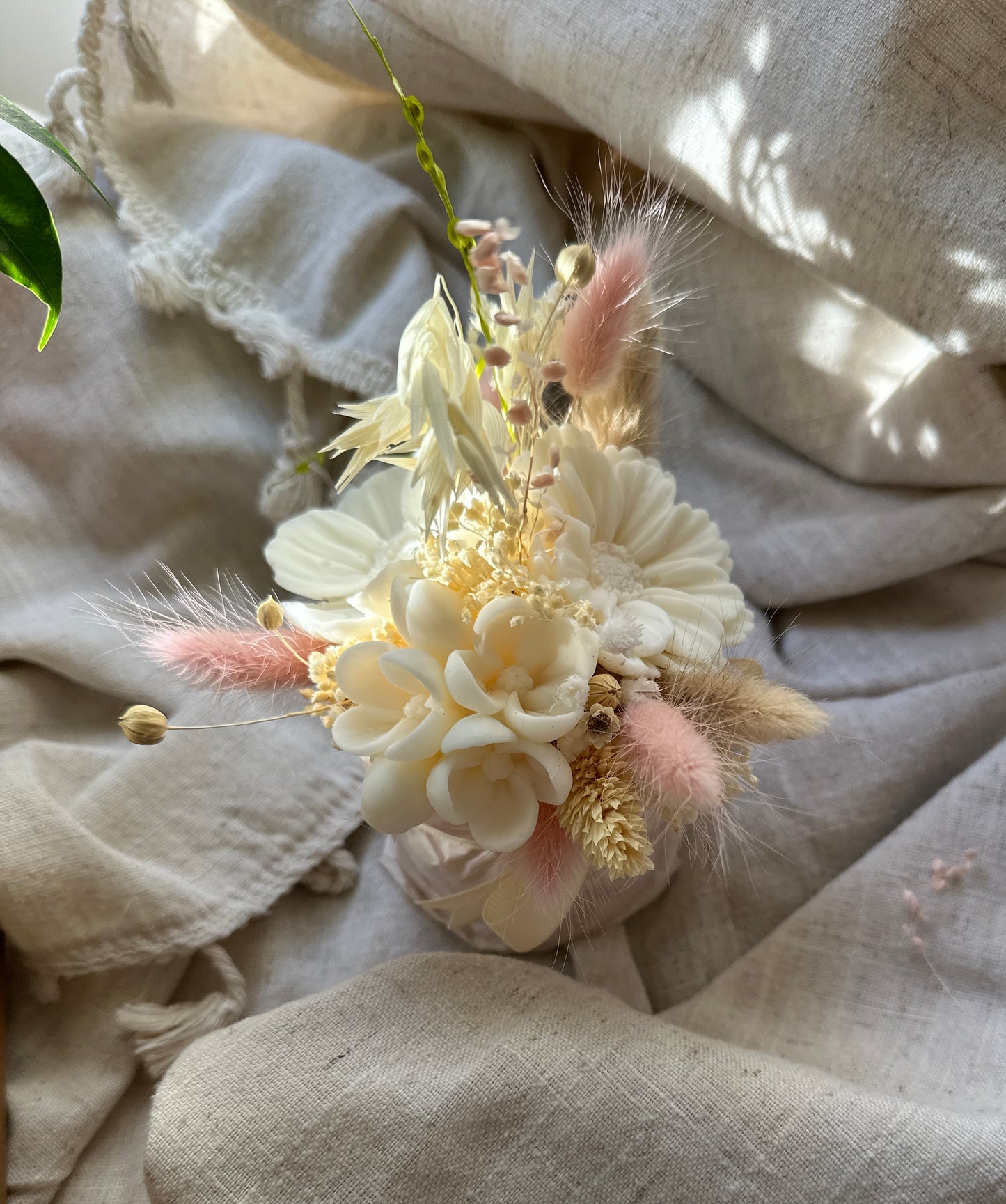 bukiecik z wosku sojowego z kwiatkiem handmade

naturalny bukiecik sojowy Candle House

prezent z wosku sojowego na Dzień Babci