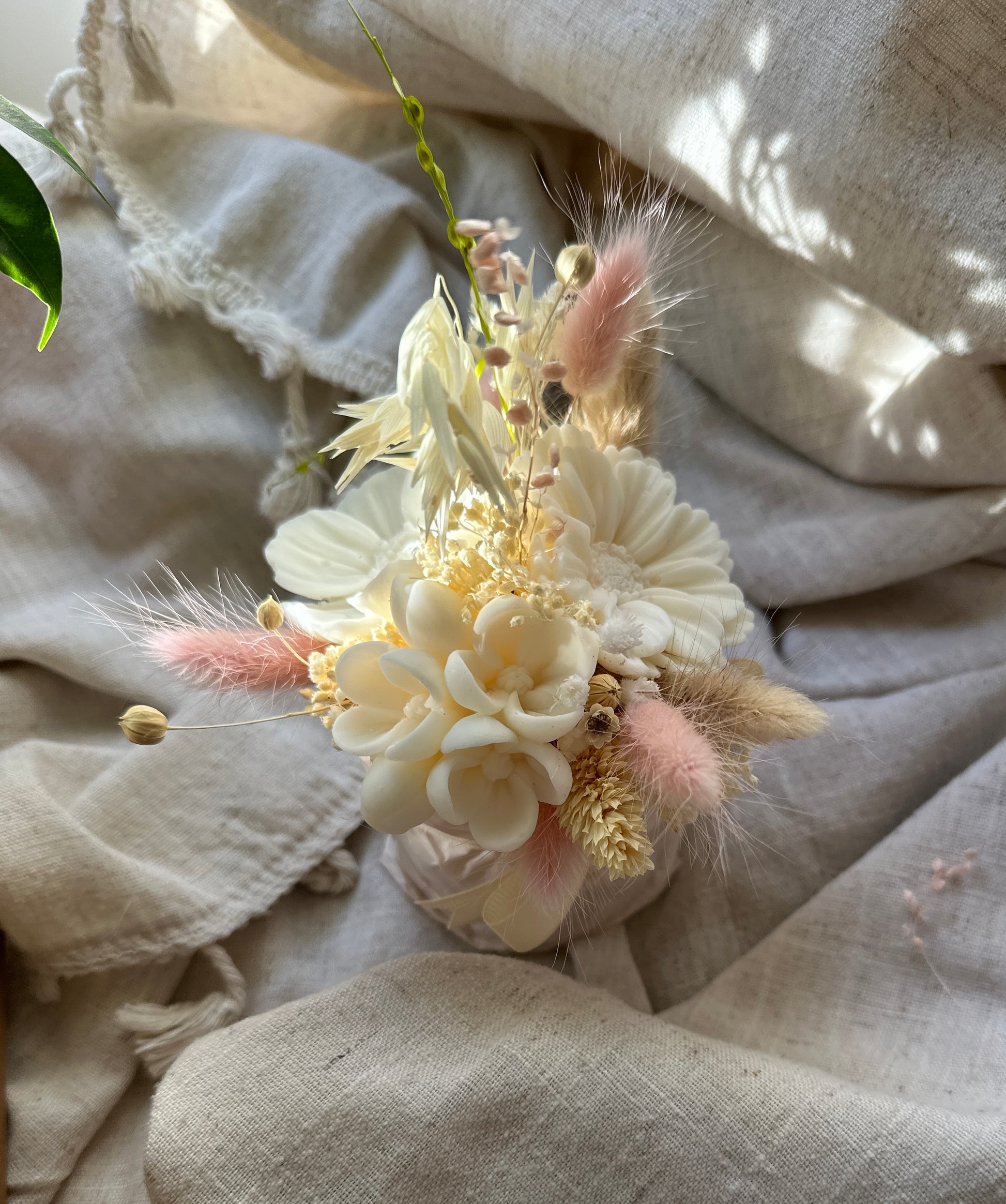 bukiecik z wosku sojowego z kwiatkiem handmade

naturalny bukiecik sojowy Candle House

prezent z wosku sojowego na Dzień Babci
