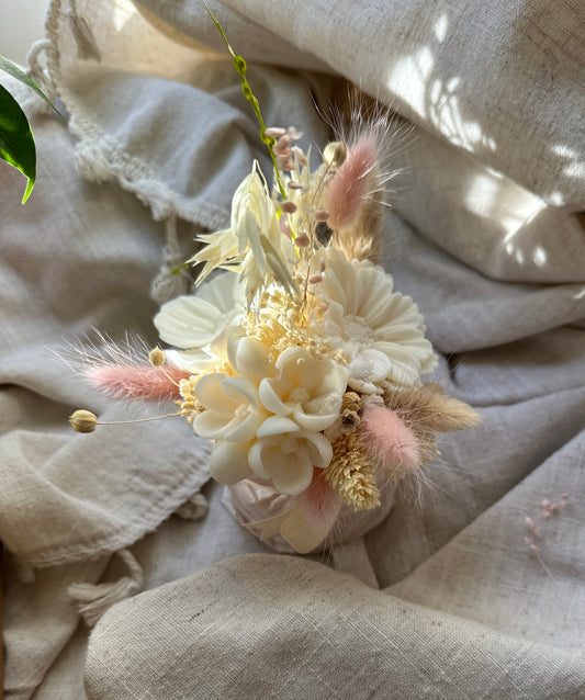 bukiecik z wosku sojowego z kwiatkiem handmade

naturalny bukiecik sojowy Candle House

prezent z wosku sojowego na Dzień Babci